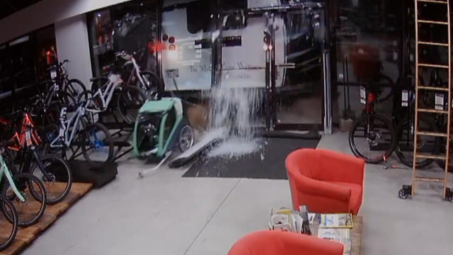 STOLEN SHUTTLE BUS 10PKG.transfer_frame_1102 