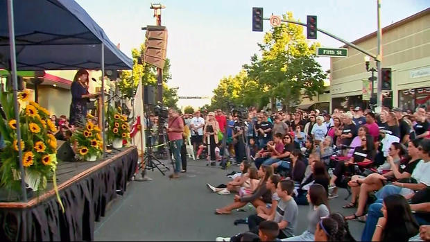 Hundreds Attend Memorial Vigil in Gilroy for Victims of Mass Shooting 