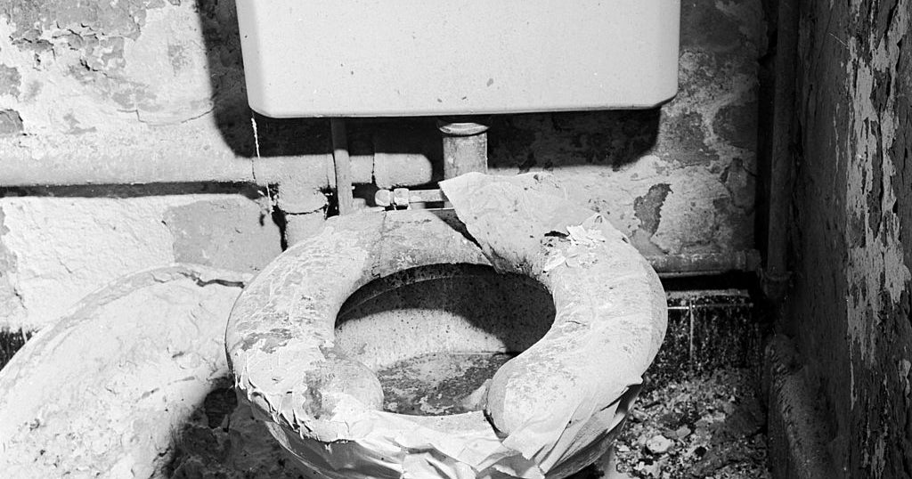 Lightning Strikes Florida Septic Tank, Toilet Explodes CW Atlanta