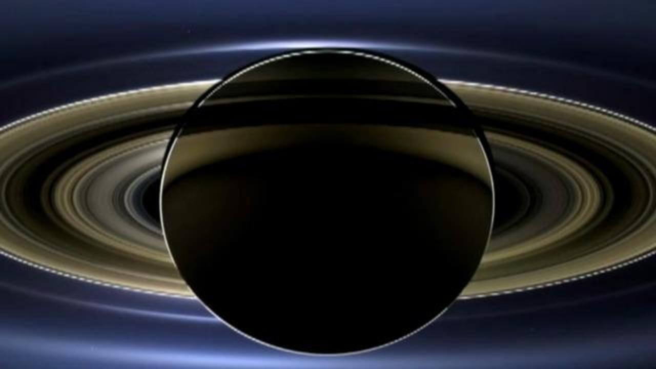 Saturns rings, range 717, 000 km, seen from Voyager 1