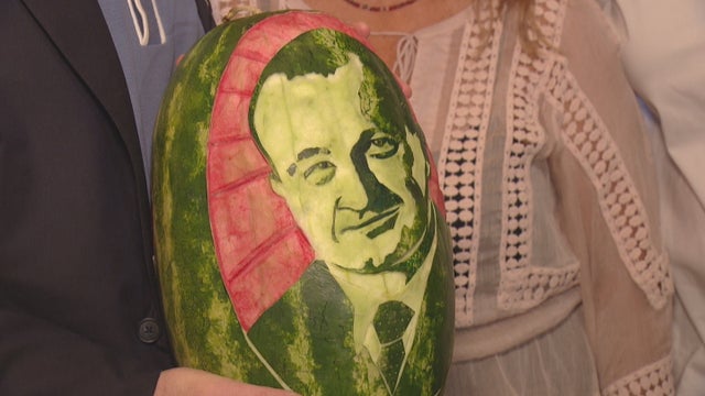 POLIS GETS MELONS 5SOTVO_frame_667 