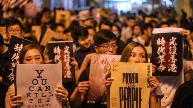 cbsn-fusion-hong-kong-protesters-aim-to-adopt-peaceful-tone-as-they-look-to-the-u-s-and-u-k-for-support-thumbnail-1913381.jpg 