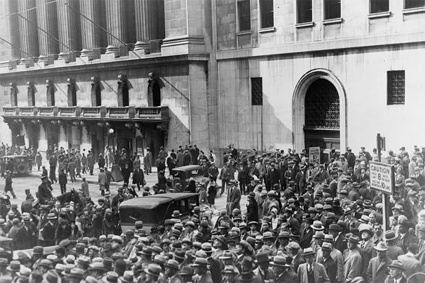 crowds-outside-new-york-stock-exchange-on-october-28-1929-loc-620.jpg