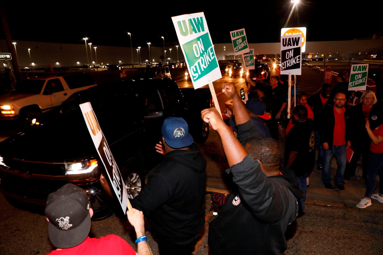 UAW GM strike: United Auto Workers strike at 33 General Motors ...