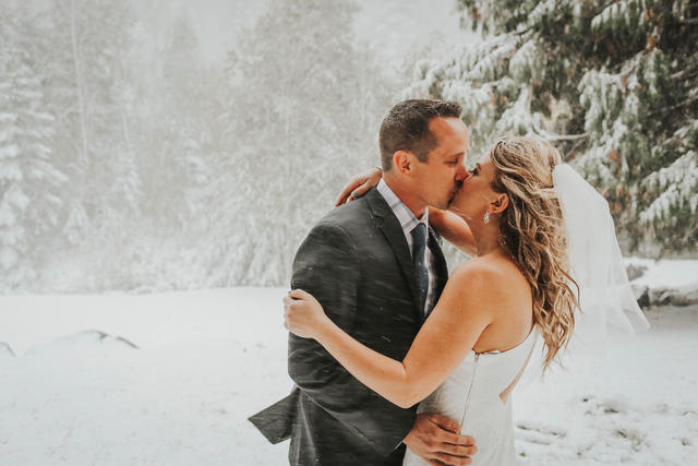 34 Snowy Wedding Photos That Will Make You Want to Get Married This Winter