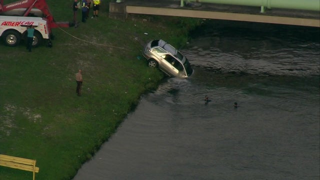Car-In-Canal.jpg 