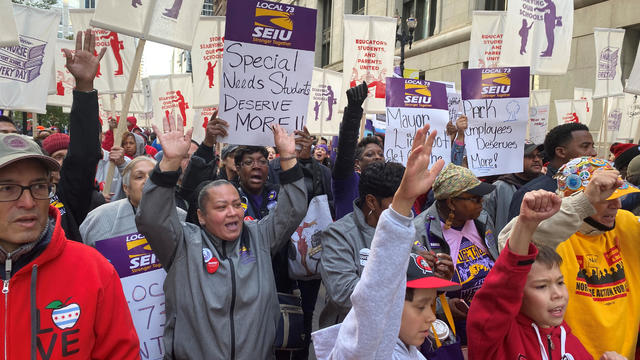 Hundreds of teachers and supporters march in Chicago 