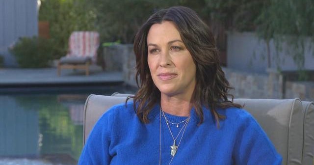 Alanis Morissette on postpartum heartache: “I’d be willing to go through it again”