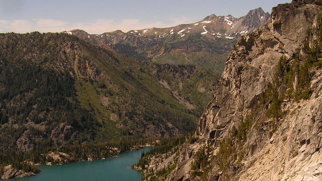 Hiking_up_Aasgard_Pass.jpg 