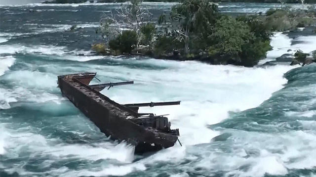niagara-falls-stuck-boat-.jpg 