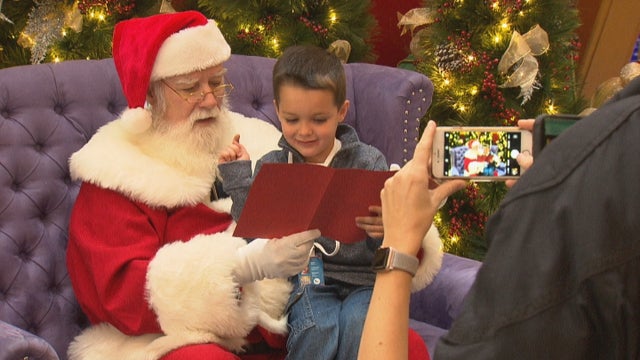 SIGN LANGUAGE SANTA 5PKG_frame_884 