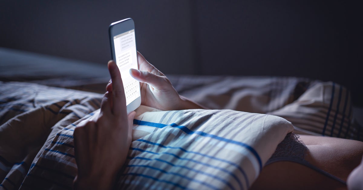 Mindlessly scrolling via your cellphone at bedtime is lousy for your health and fitness Mindlessly scrolling via your cellphone at bedtime is lousy for your health and fitness