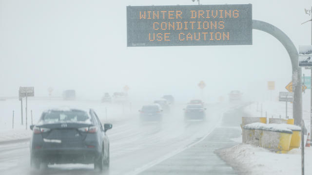 Late November Storm System In Denver Area Brings Snow And Snarls Air Traffic Ahead Of Busy Holiday Travel Days 