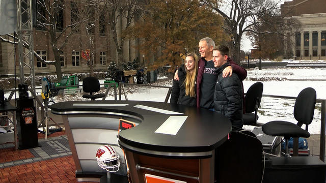 Fans-Take-Photos-On-Set-Of-ESPN-College-GameDay-On-Northrup-Mall.jpg 