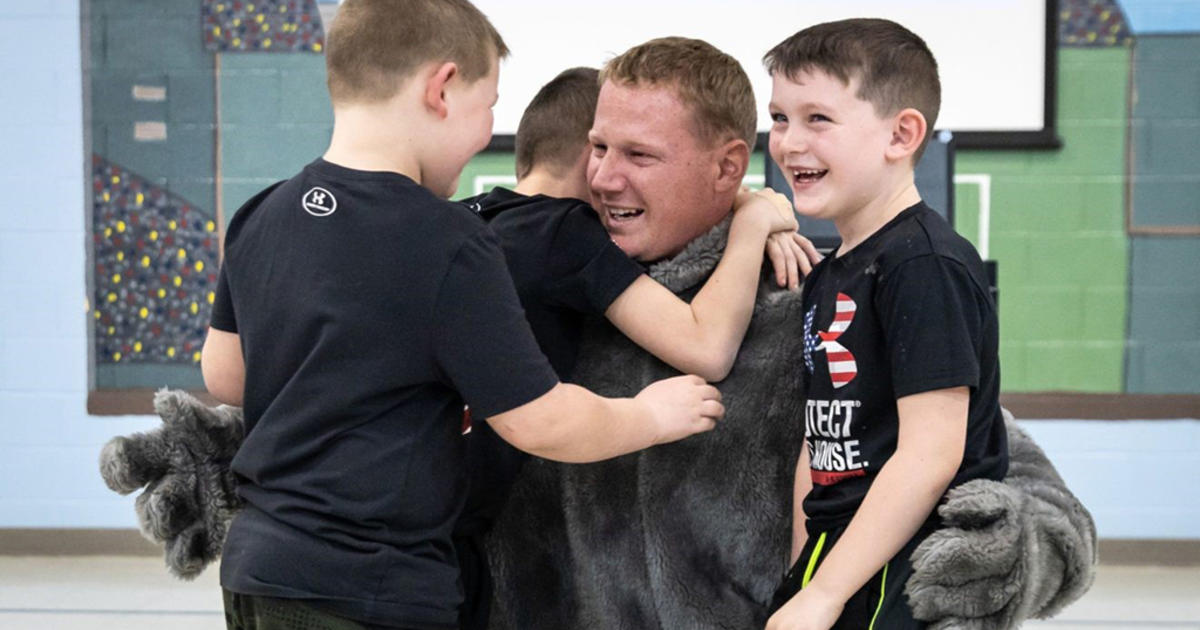 Soldier Dad Surprises Sons At Rockland Elementary School Cbs Boston