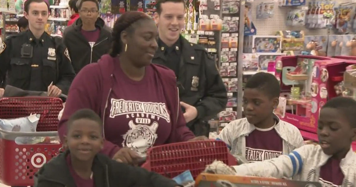 Stop & Shop Teams Up with NY Giants for Holiday Shopping Spree