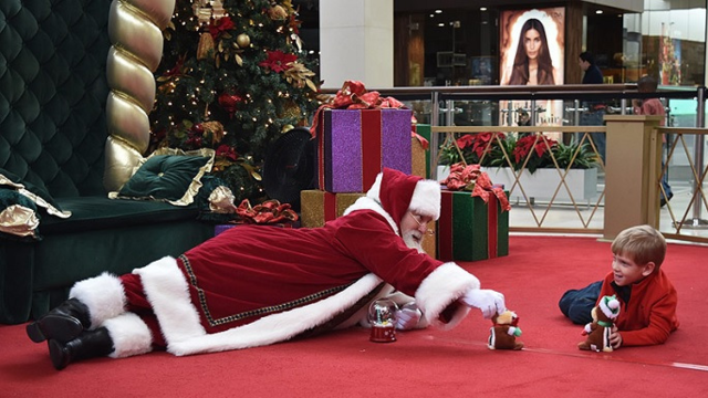 Visit Santa at the Walt Whitman Mall