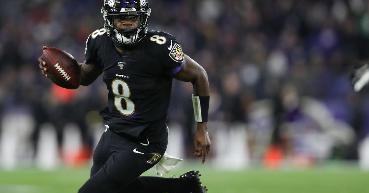 Lamar Jackson signs autographs for Jets players after Ravens win