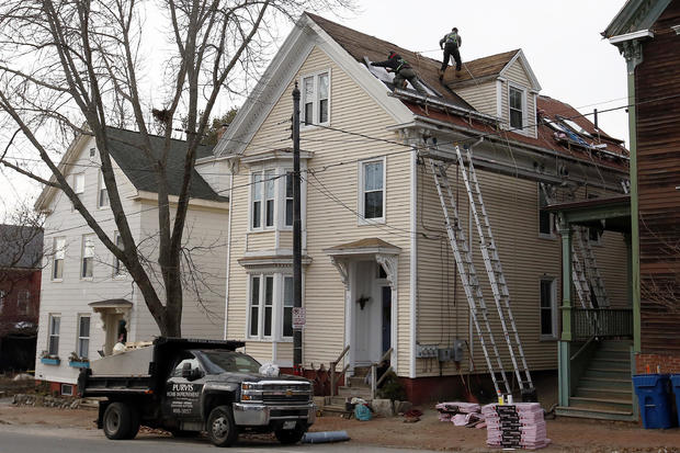 Roofer dies after fall 