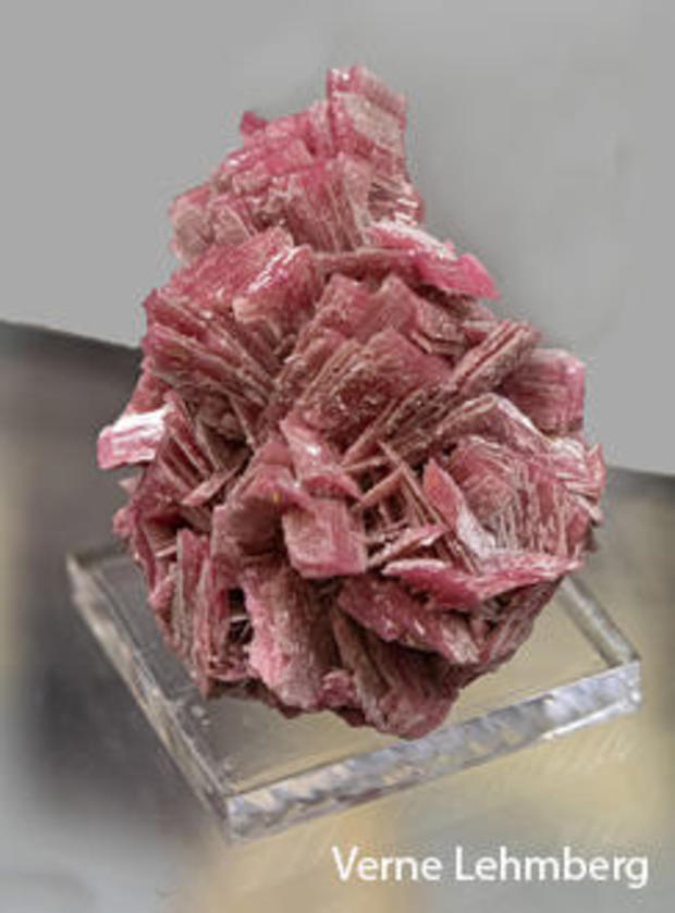 pyroxmangite-vertical-verne-lehmberg.jpg 