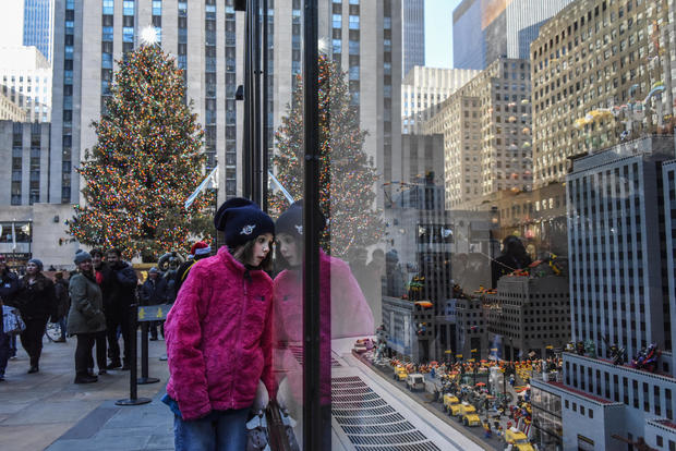 New Yorkers Go Shopping As Christmas Holiday Draws Near 