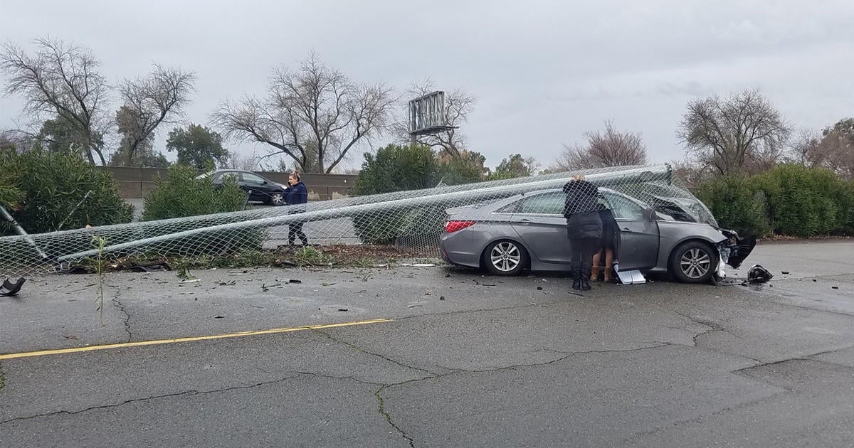 Driver Loses Control On Cap City Freeway Crashes Into Fence And Light Pole Good Day Sacramento 1177