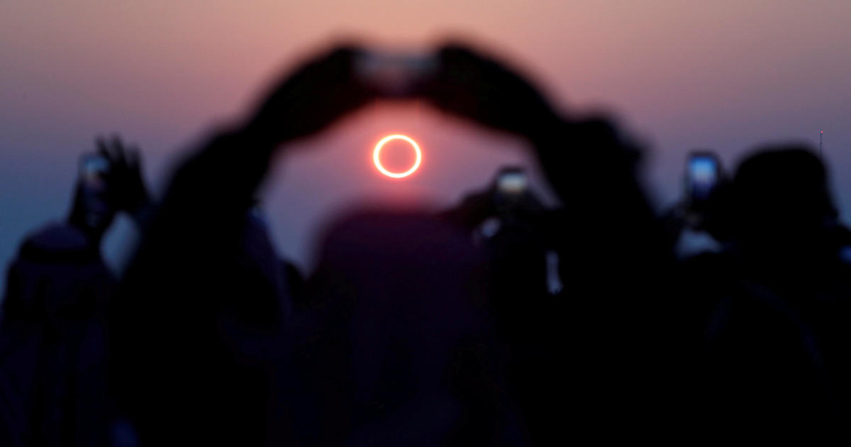 microscopisch Goedkeuring Kalmerend Stunning photos of the "ring of fire" solar eclipse