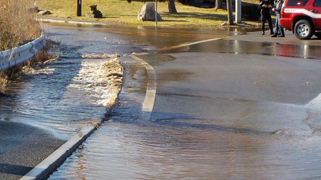 WATER-MAIN-BREAK-1-FROM-COHASSET-POLICE.jpg 