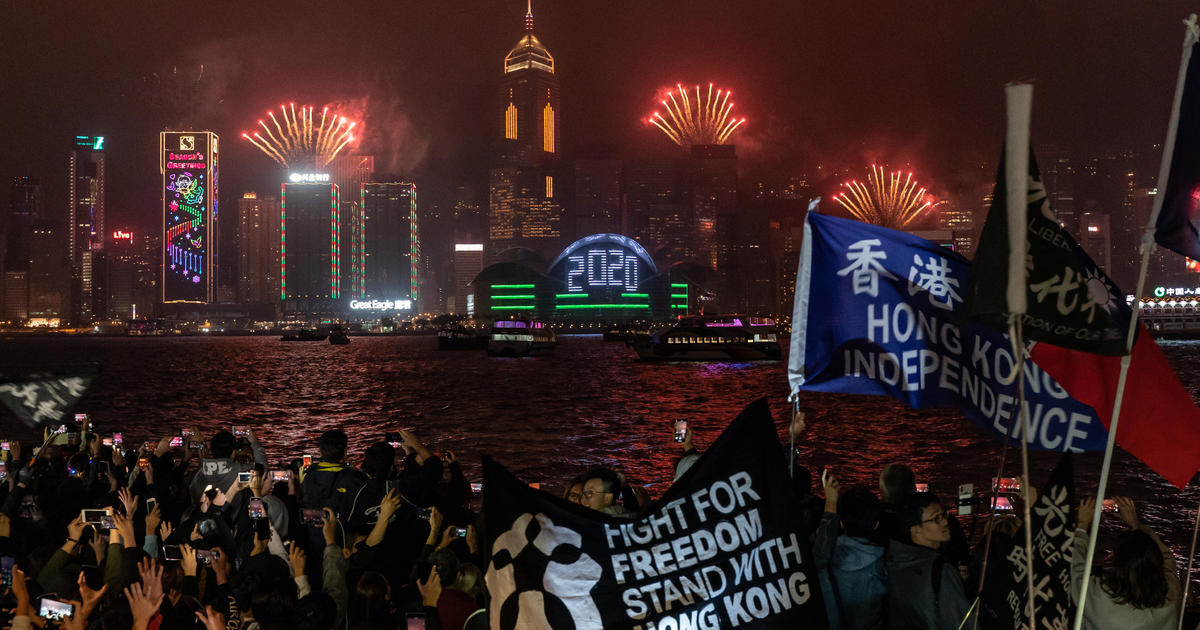La police de Hong Kong en a arrêté 4, les accusant de soutenir des dirigeants pro-démocratie à l’étranger