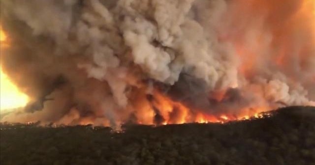 Deadly Australian wildfires destroys hundreds of homes
