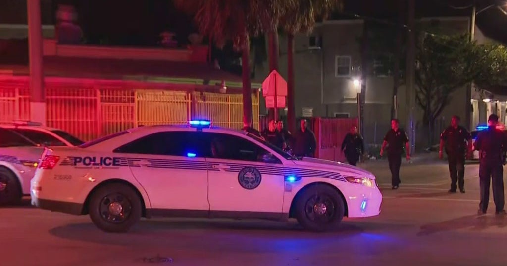 Miami Police Officer Injured During Foot Chase Of Robbery Suspect - CBS ...