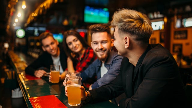 Sports_Bar_shutterstock_1011920566.jpg 