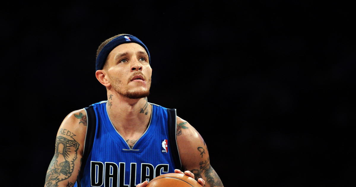Delonte West videos show ex NBA star bellowing at kids and dancing at mall