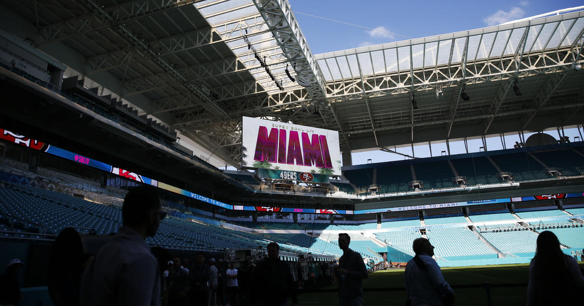 Thousands of workers preparing Miami stadium for Super Bowl