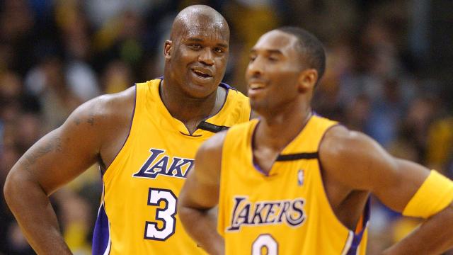 Los Angeles Lakers' center Shaquille O'Neal (L) la 