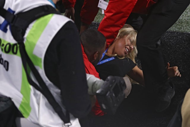 Super Bowl 2020: Fan runs onto field 