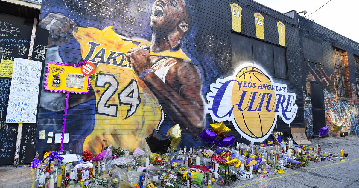 Kobe & Gianna Bryant Murals on X: Bad Bunny with the purple and gold outfit  and Lakers jersey tribute for Kobe Bryant On 2/24 at “STAPLES Center”   / X