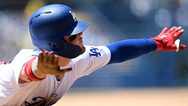 Red Sox deal Kiké Hernández back to Dodgers for two minor-leaguers
