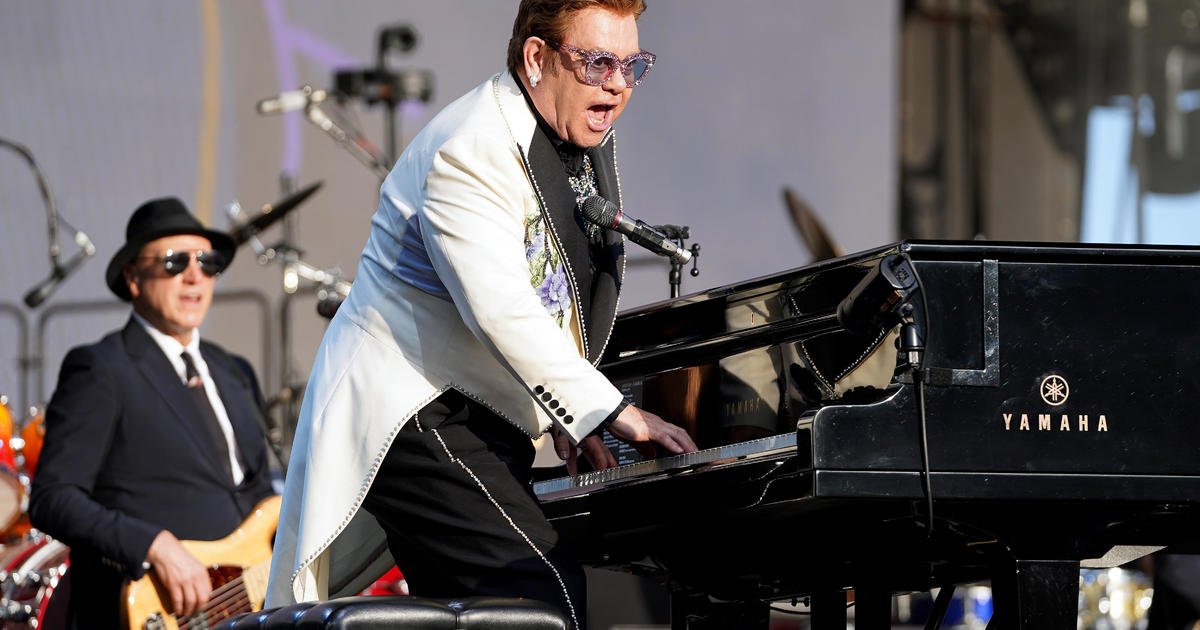 Elton John Pneumonia Music Icon Ends New Zealand Show Early Following Walking Pneumonia 7428