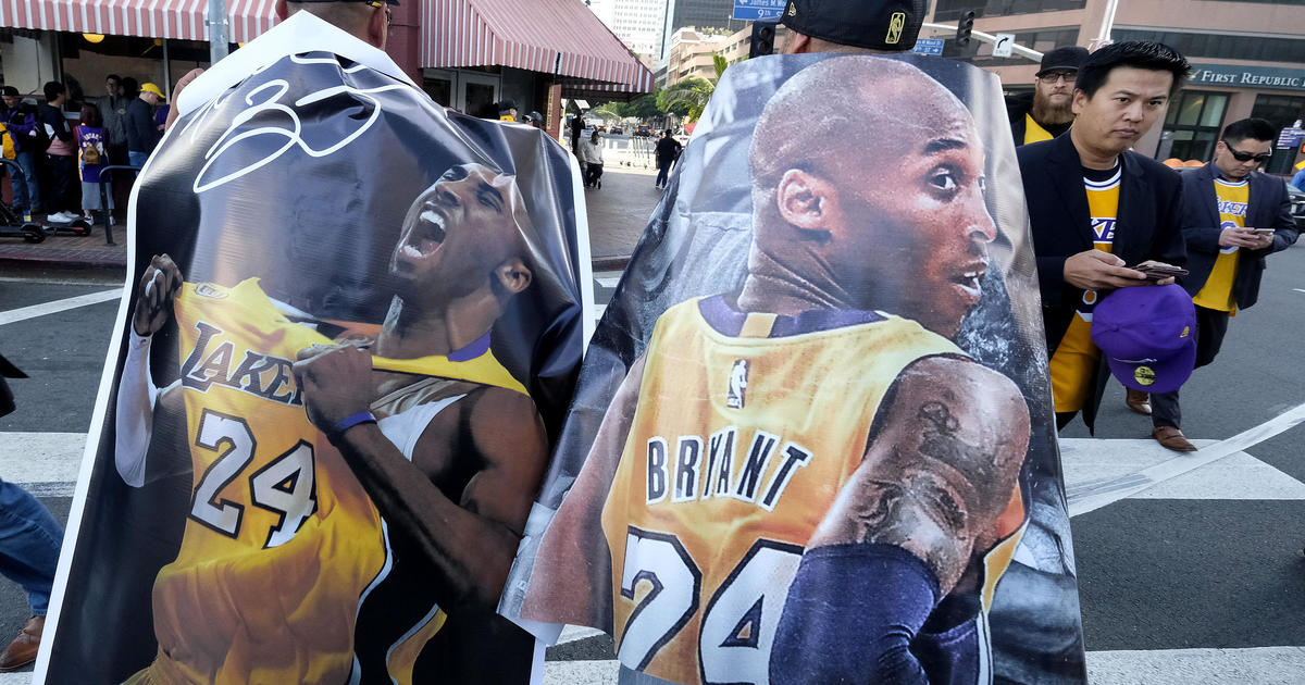 Los Angeles, California, USA. 26th Jan, 2021. A No. 24 jersey with messages  is placed at a makeshift memorial honoring NBA star Kobe Bryant and his  daughter Gigi near Staples Center in