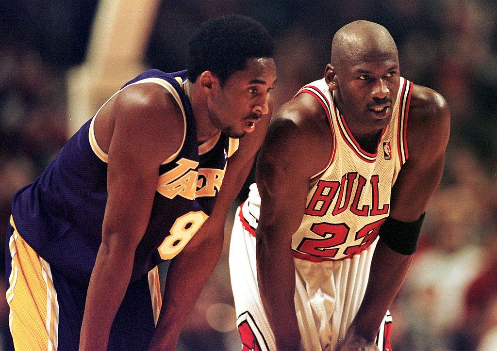 Los Angeles Lakers guard Kobe Bryant(L) and Chicag 