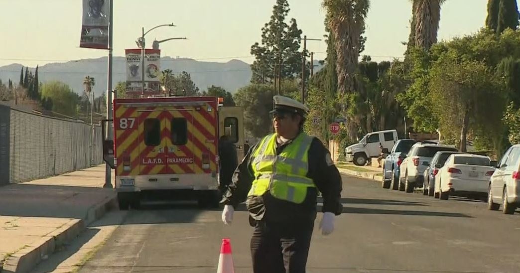 Standoff Forces Granada Hills School To Shelter In Place - CBS Los Angeles