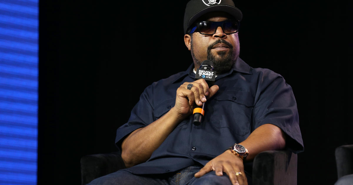 Ice Cube receives award at UCLA for contributions to entertainment, sports  - Daily Bruin