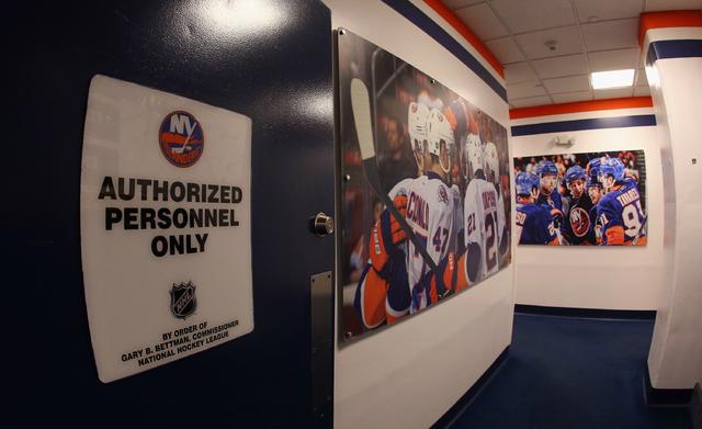 NBA, NHL, MLB and MLS ban non-essential personnel from locker