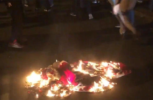us-flag-burning-during-protest-after-police-shooging-in-raleigh-nite-of-031020.jpg 