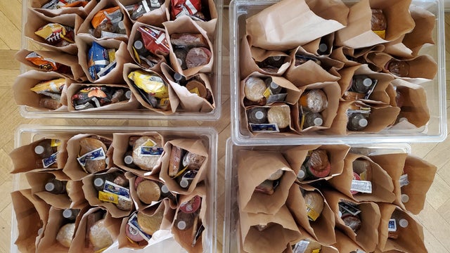 lunchgiveaway_0327.jpg 