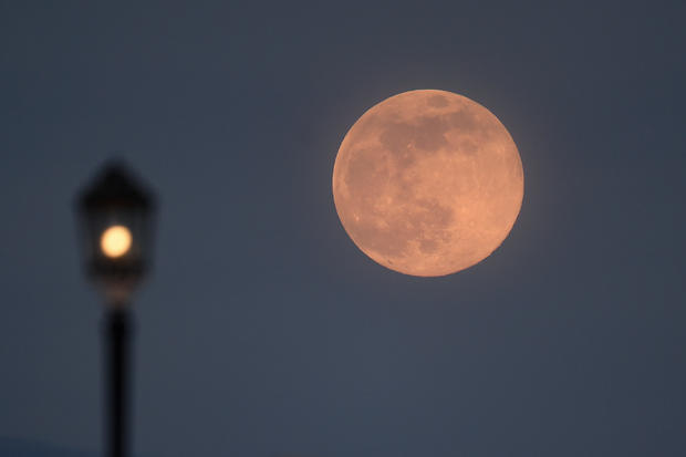 Super Pink Moon Rises Over UK 