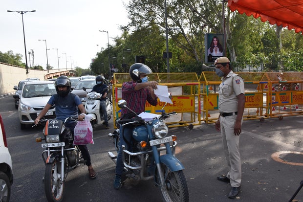 india-delhi-coronavirus-checkpoint.jpg