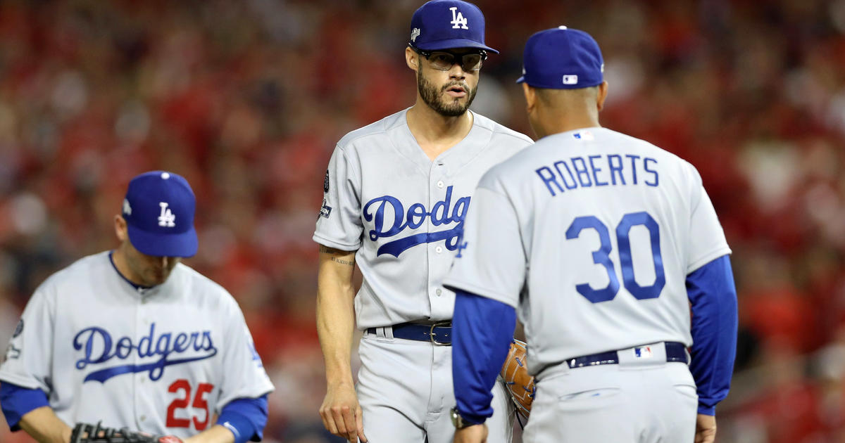 Dodgers' Joe Kelly shatters window while practicing pitch in backyard - ESPN