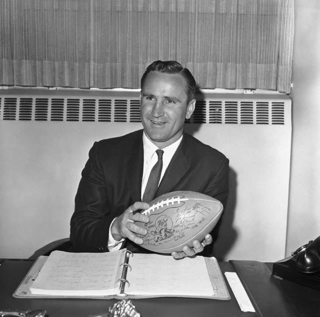 Baltimore Colts' coach Don Shula discusses strategy with two of his News  Photo - Getty Images